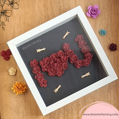 Regala amor con este cuadro de flores de papel con frase “I love you” Este Bloom Box es el regalo perfecto para el día de San Valentín, un aniversario, un cumpleaños o cualquier ocasión especial. Está hecho con flores de papel rojasy formas que forman un corazón y la frase “Te quiero”. 