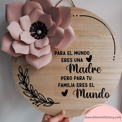 Adorable letrero de madera alusivo al día de la madre adornado con una flor de papel y el mensaje "Para el mundo eres una madre pero para tu familia eres el mundo" ¡Ordena el tuyo en bloomsfactory.com!