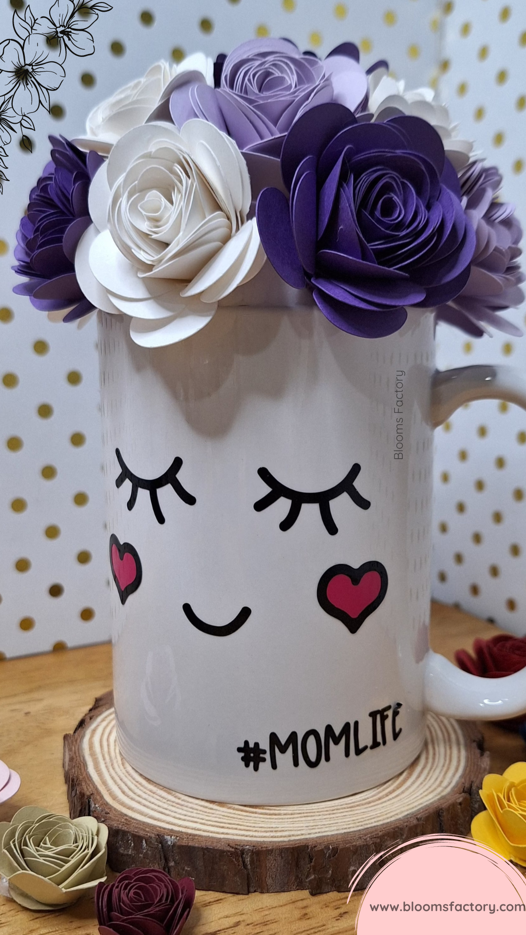 Taza decorativa coronada con flores de papel, la base está decorada con un rostro adorable de ojos tiernos y mejillas sonrosadas que te hará sonreír cada vez que la veas. 