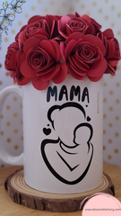 Taza decorativa con diseño de mamá y bebé abrazados y el texto "Mamá"